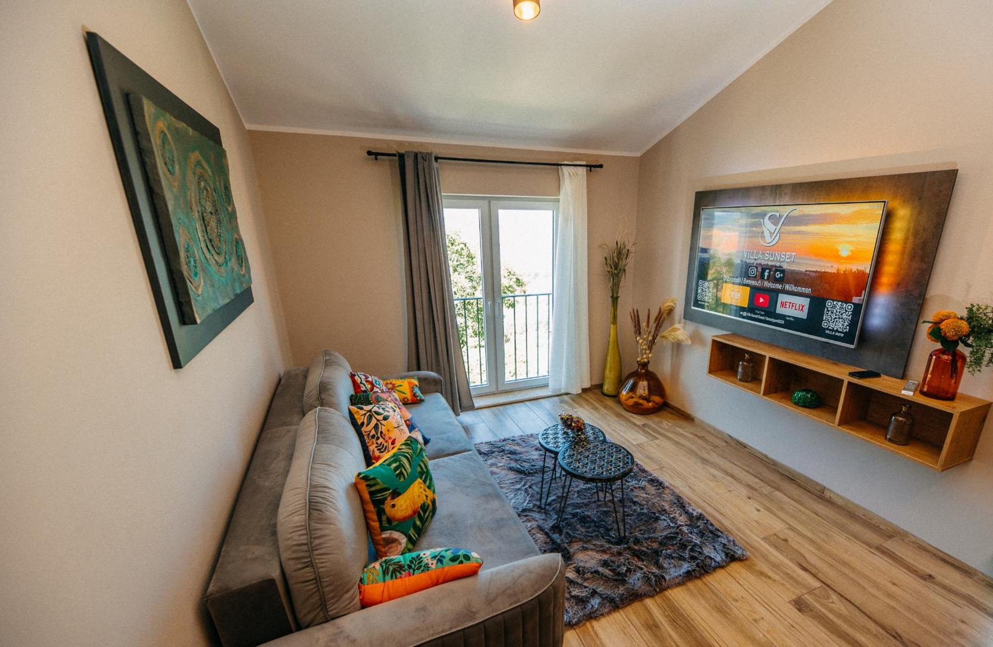 Villa Sunset Pool & Spa Apartments Згорнье-Шкофье Экстерьер фото